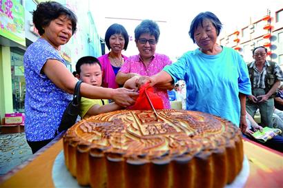 市北上百人同吃重达50多斤月饼巨无霸