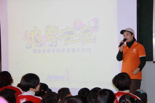 进行地震消防安全演练 刘志强摄