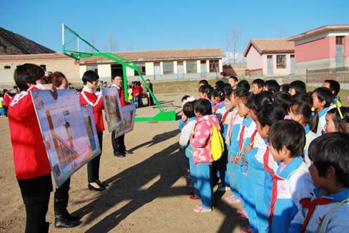 进行地震消防安全演练 刘志强摄