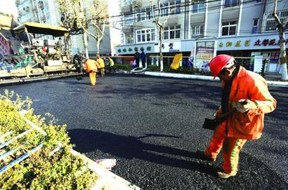 重庆路明日全线通车 绿化带景观效果初现