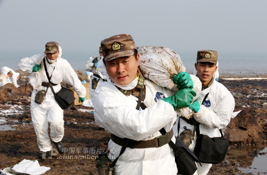 高清：700余官兵清理输油管泄漏爆炸事故油污