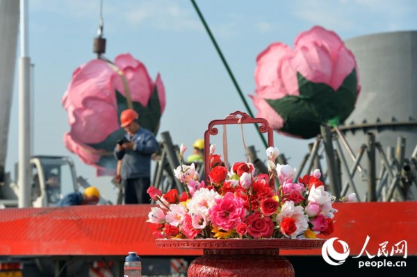 迎国庆天安门广场“祝福祖国”花坛紧张布置中