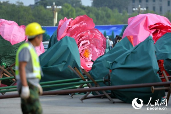 迎国庆天安门广场“祝福祖国”花坛紧张布置中