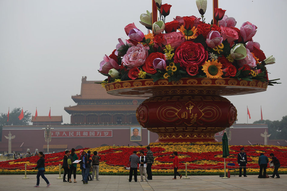 国庆大花篮亮相天安门广场(组图)