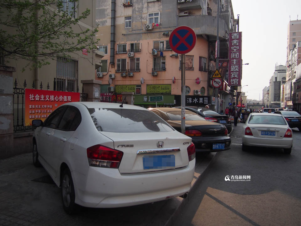 【深度青岛】实拍台东奇葩停车 交通岂能顺畅