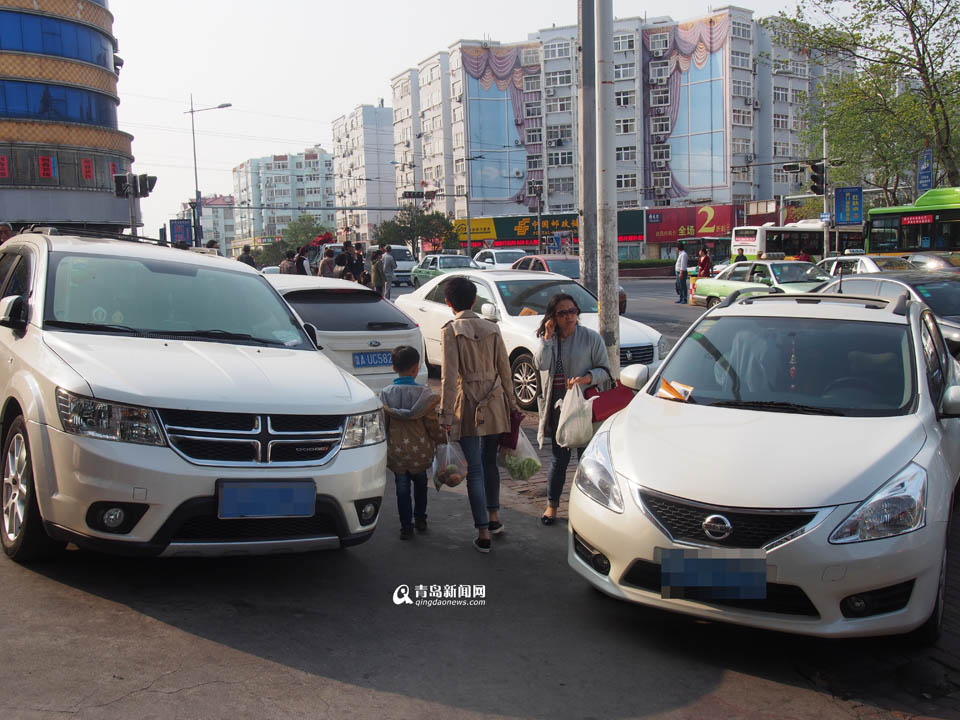 【深度青岛】实拍台东奇葩停车 交通岂能顺畅