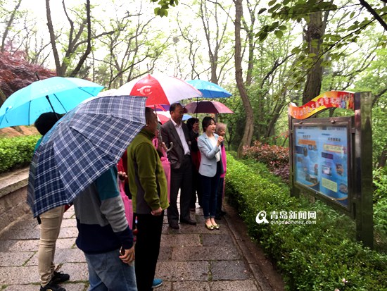 首发：市南反邪教宣传阵地启用 市民冒雨参观