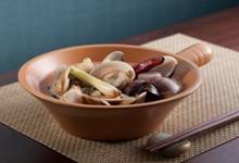 Macintosh HD:Users:ClariceChan:Downloads:An Nam Photos:Clay Pot Clams with young coconut juice.jpg