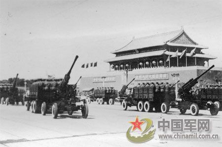 1951年国庆阅兵 给全国人民鼓舞士气