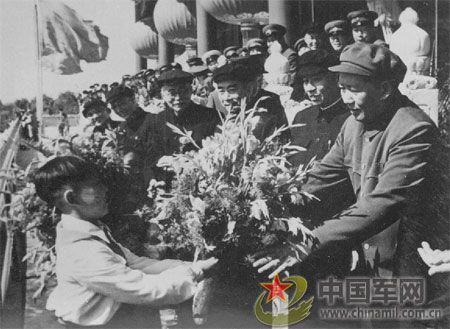 1951年国庆阅兵 给全国人民鼓舞士气