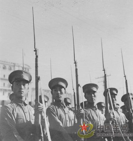 1951年国庆阅兵 给全国人民鼓舞士气