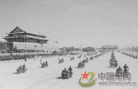 1951年国庆阅兵 给全国人民鼓舞士气