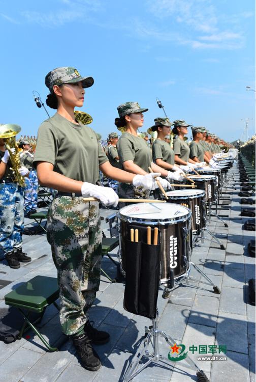 阅兵联合军乐团与合唱团合练 女队员亮眼