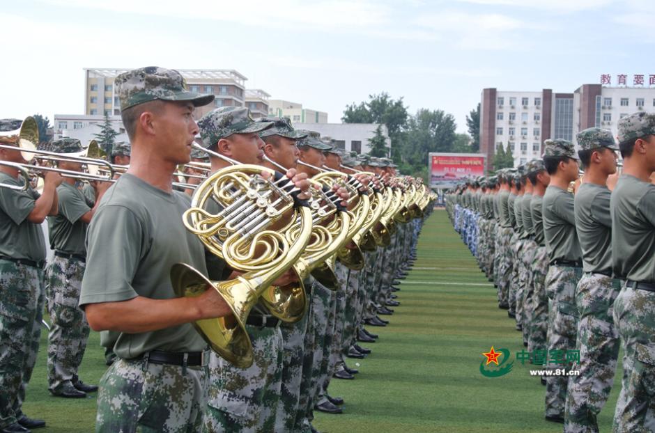 阅兵联合军乐团与合唱团合练 女队员亮眼