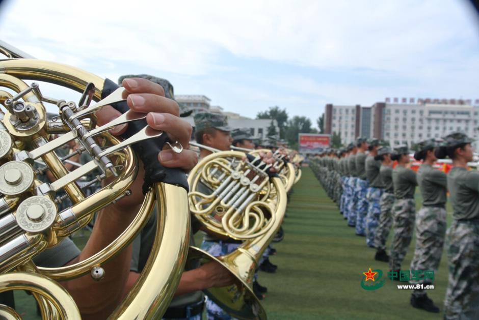 阅兵联合军乐团与合唱团合练 女队员亮眼