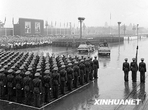 1956年国庆阅兵 大雨振军容(组图)