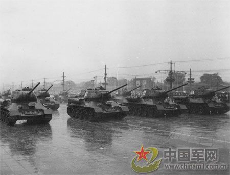 1956年国庆阅兵 大雨振军容(组图)