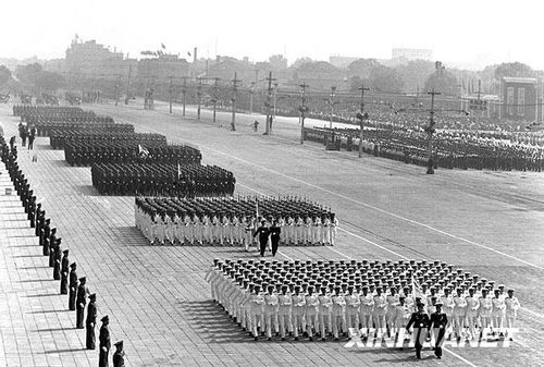 1957年国庆阅兵 国产战斗机升空为“一五”告捷