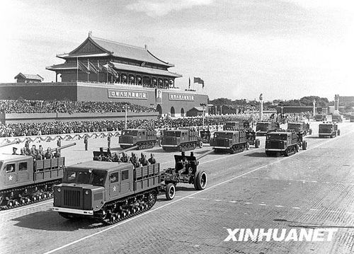 1957年国庆阅兵 国产战斗机升空为“一五”告捷