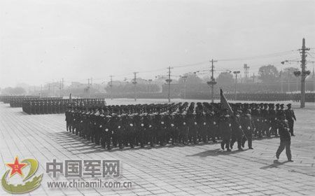 1957年国庆阅兵 国产战斗机升空为“一五”告捷