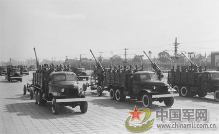 1957年国庆阅兵 国产战斗机升空为“一五”告捷