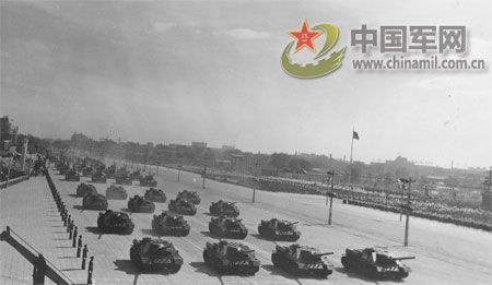 1957年国庆阅兵 国产战斗机升空为“一五”告捷