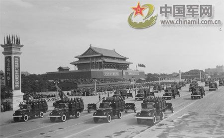 1957年国庆阅兵 国产战斗机升空为“一五”告捷