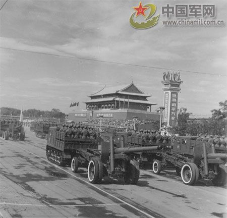 1957年国庆阅兵 国产战斗机升空为“一五”告捷