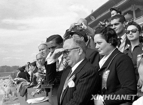 1957年国庆阅兵 国产战斗机升空为“一五”告捷