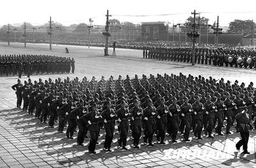 1957年国庆阅兵 国产战斗机升空为“一五”告捷