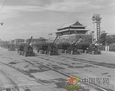 1957年国庆阅兵 国产战斗机升空为“一五”告捷