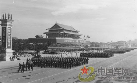 1957年国庆阅兵 国产战斗机升空为“一五”告捷