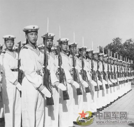 1957年国庆阅兵 国产战斗机升空为“一五”告捷