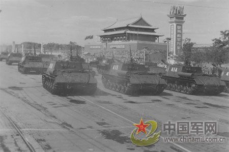 1957年国庆阅兵 国产战斗机升空为“一五”告捷