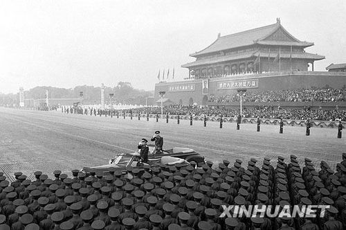 1957年国庆阅兵 国产战斗机升空为“一五”告捷