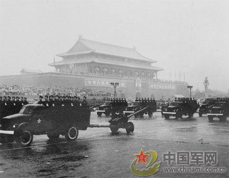 1956年国庆阅兵 大雨振军容(组图)