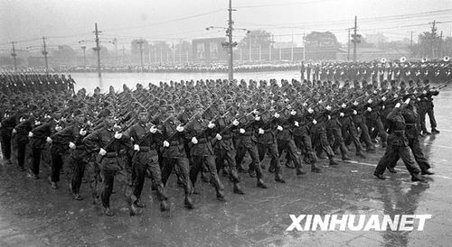 1956年国庆阅兵 大雨振军容(组图)