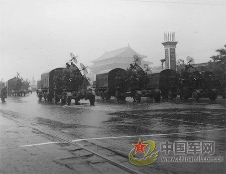 1956年国庆阅兵 大雨振军容(组图)