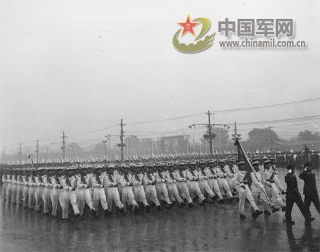 1956年国庆阅兵 大雨振军容(组图)