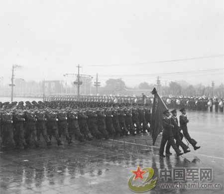 1956年国庆阅兵 大雨振军容(组图)