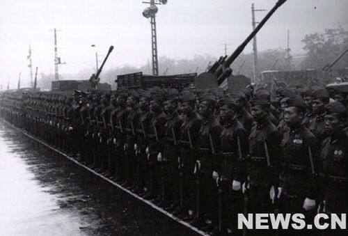 1956年国庆阅兵 大雨振军容(组图)