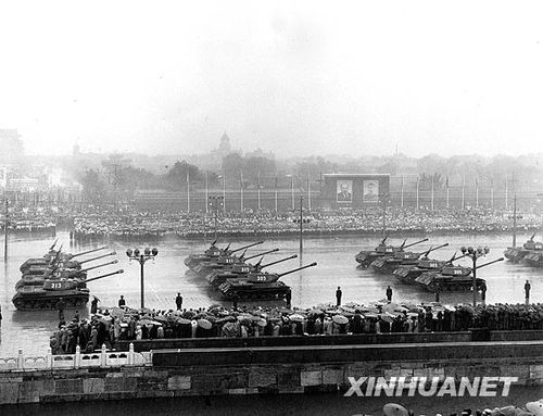 1956年国庆阅兵 大雨振军容(组图)