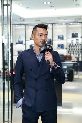 R:\Lifestyle_SH\MontBlanc\2015\01. Project\08. Qingdao Road Show\Photo\Qingdao City Attack_PR Photo (low resolution)\1- to online only\15-万宝龙中国区品牌大使林丹先生介绍时光行者系列腕表.jpg