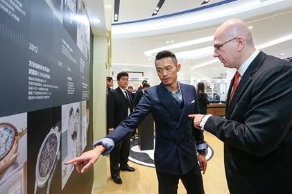 R:\Lifestyle_SH\MontBlanc\2015\01. Project\08. Qingdao Road Show\Photo\Qingdao City Attack_PR Photo (low resolution)\1- to online only\11-万宝龙中国区董事总经理安睿思先生(Aris Maroulis)与万宝龙中国区品牌大使林丹先生参观展览(1).jpg