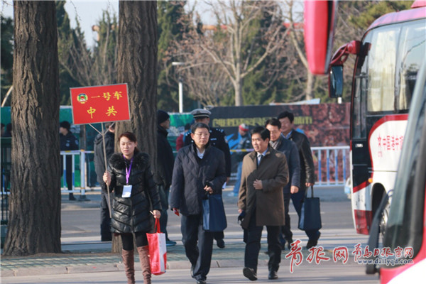 市政协第十二届五次会议委员入场 频现“拍照族”