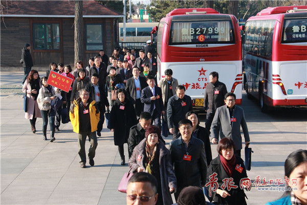 市政协第十二届五次会议委员入场 频现“拍照族”