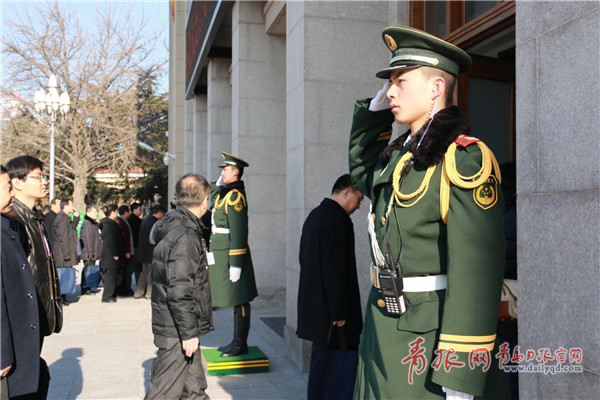 市政协第十二届五次会议委员入场 频现“拍照族”