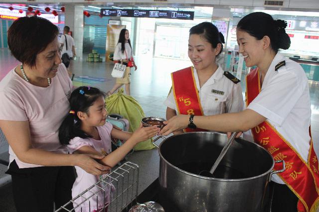 桑拿天长途站为旅客免费提供绿豆汤 开空调降温