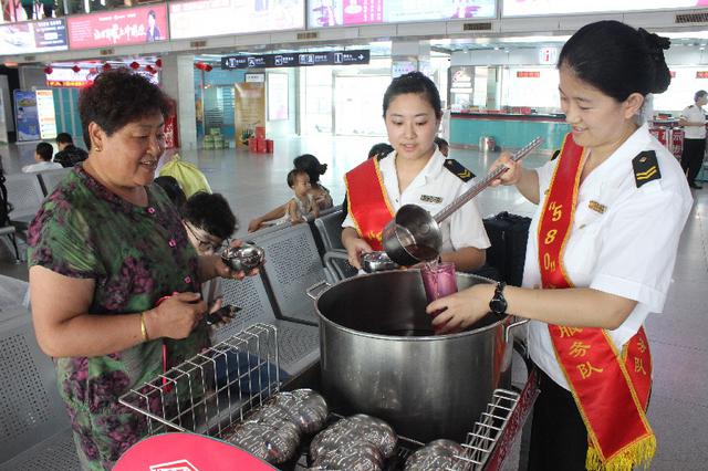 桑拿天长途站为旅客免费提供绿豆汤 开空调降温