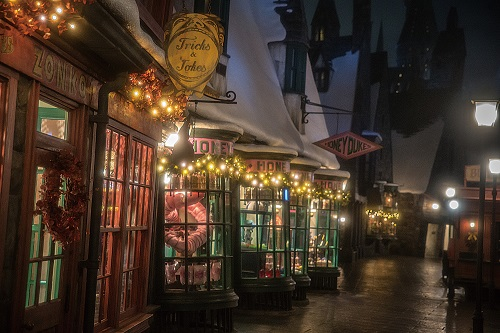 HaryPotterXmas_Hogsmeade Village1.jpg